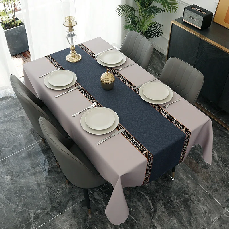 table à manger élégante avec nappe bleue et plantes