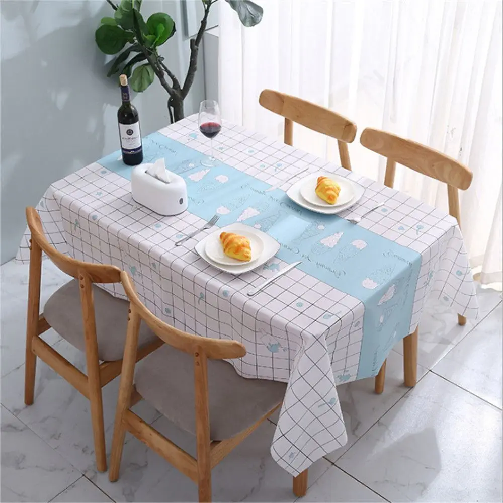 table accueillante avec nappe à motif oiseaux