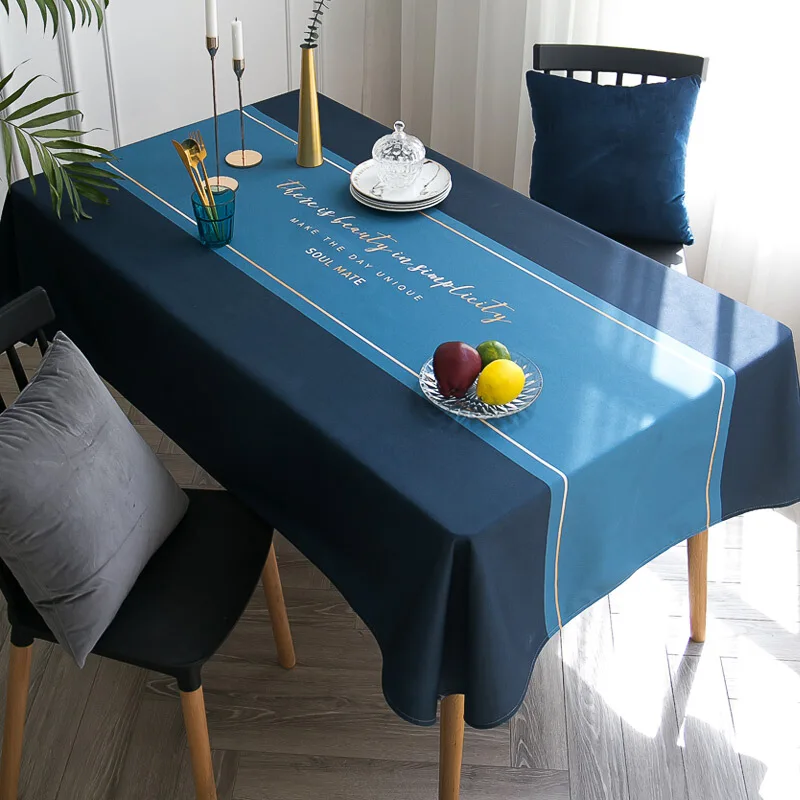 table conviviale avec nappe imprimée