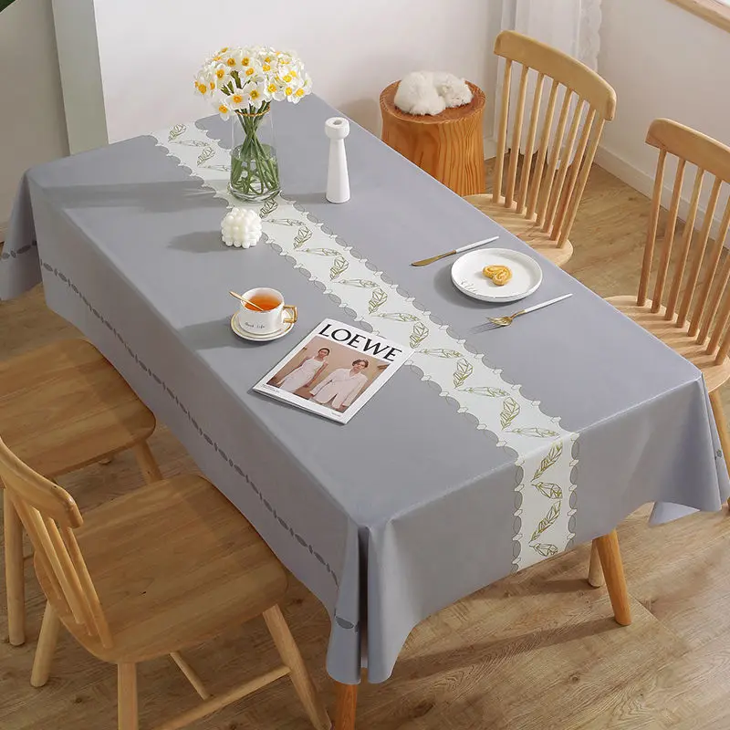 table à manger conviviale avec nappe grise