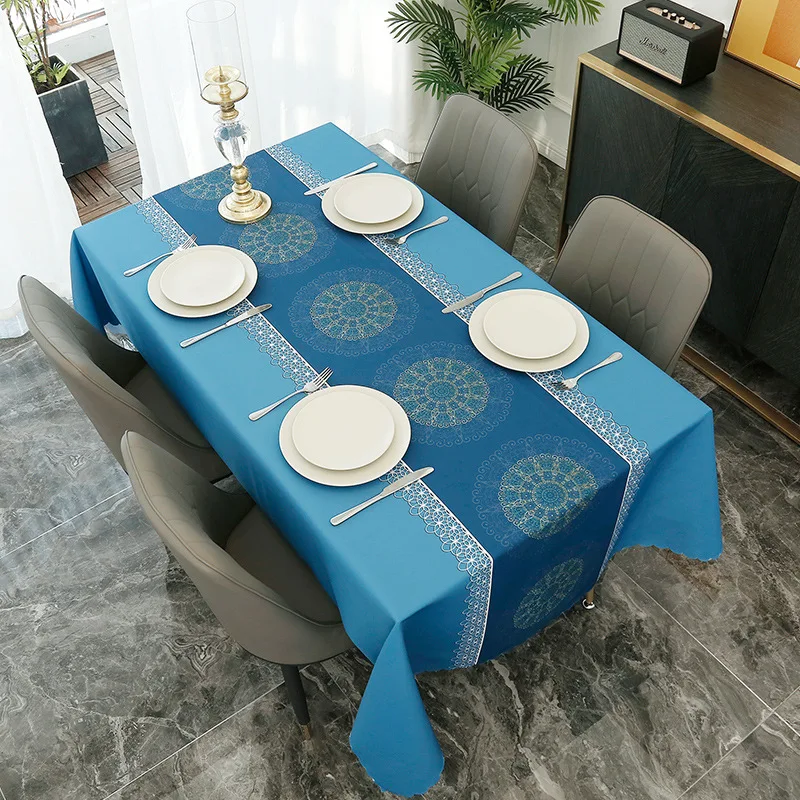 table de salle à manger élégante avec nappe décorative