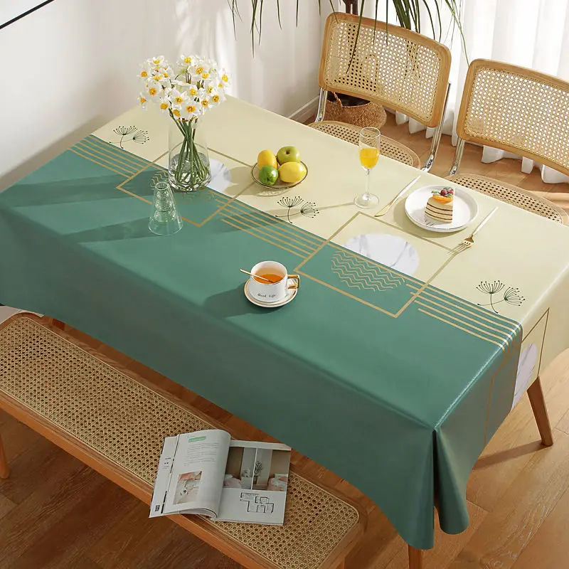 table de salle à manger avec nappe verte et blanche