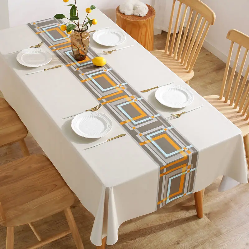 table à manger conviviale avec nappe géométrique