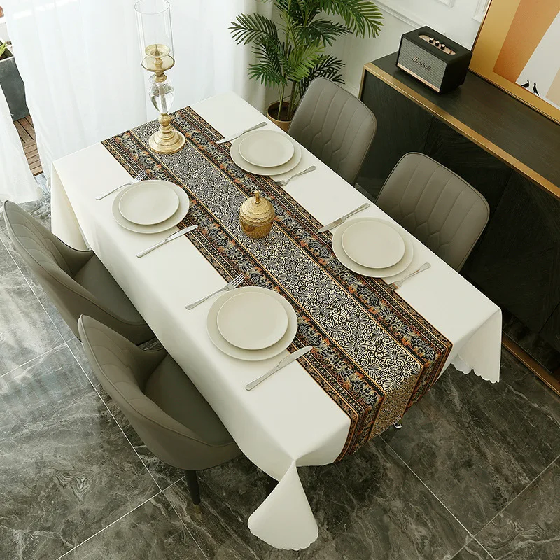 table de salle à manger avec nappe blanche et plant