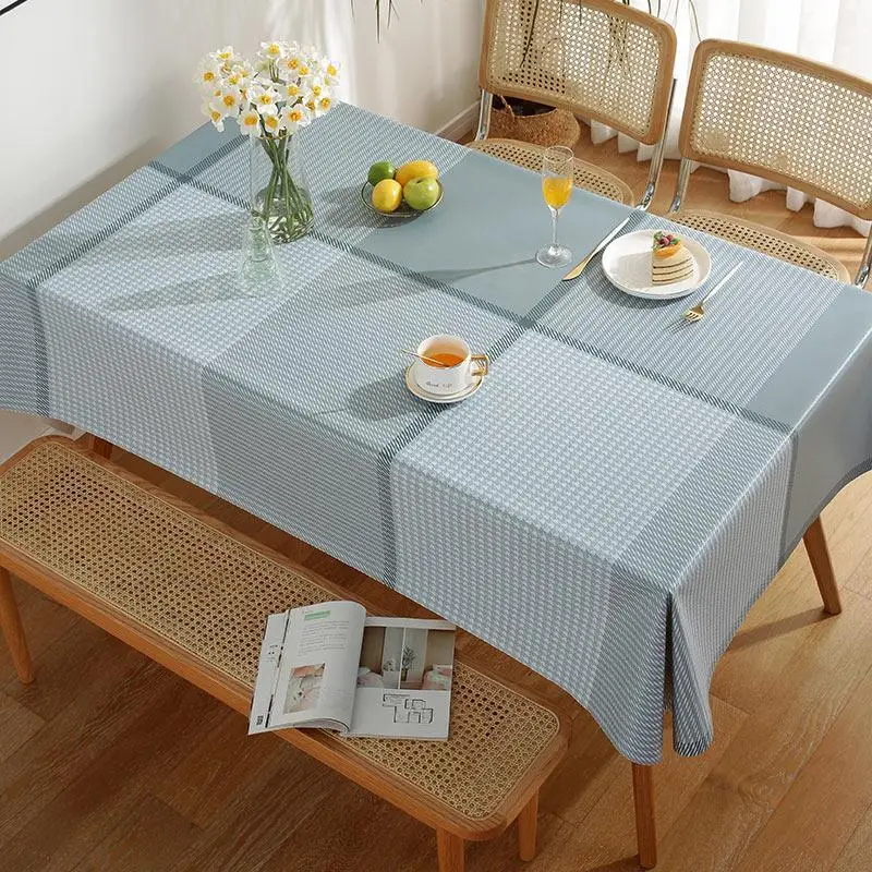 table accueillante avec nappe à carreaux