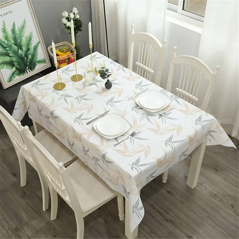 table de salle à manger accueillante avec nappe à motifs